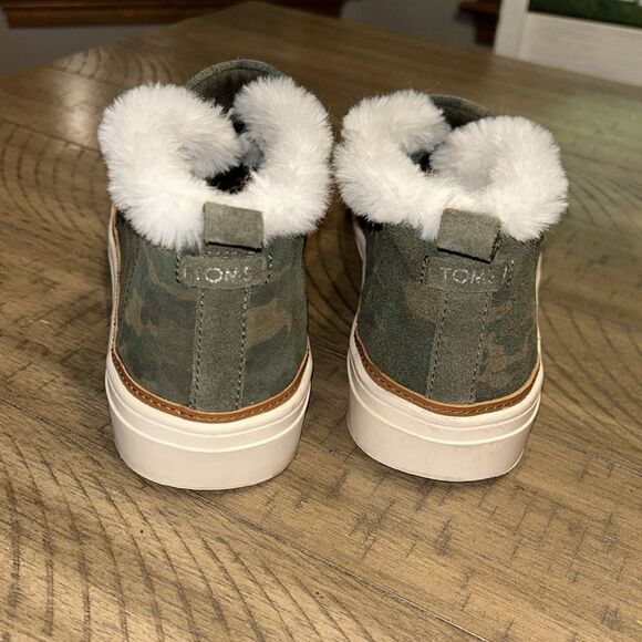 Toms Green Camo Slip-On Shoes with White Fur Lining - Picture 4 of 13